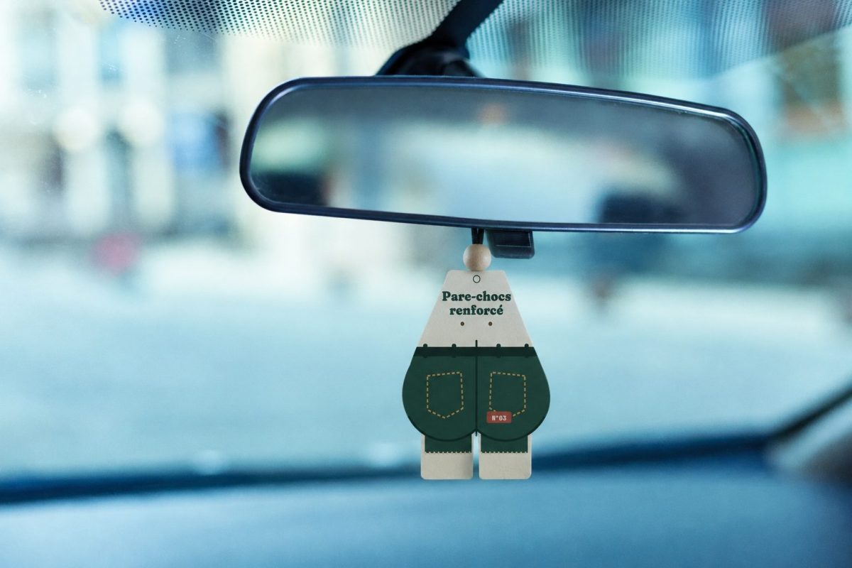 Sent-bon Pare-chocs renforcé, modèle short en jean, suspendu au rétroviseur d'une voiture