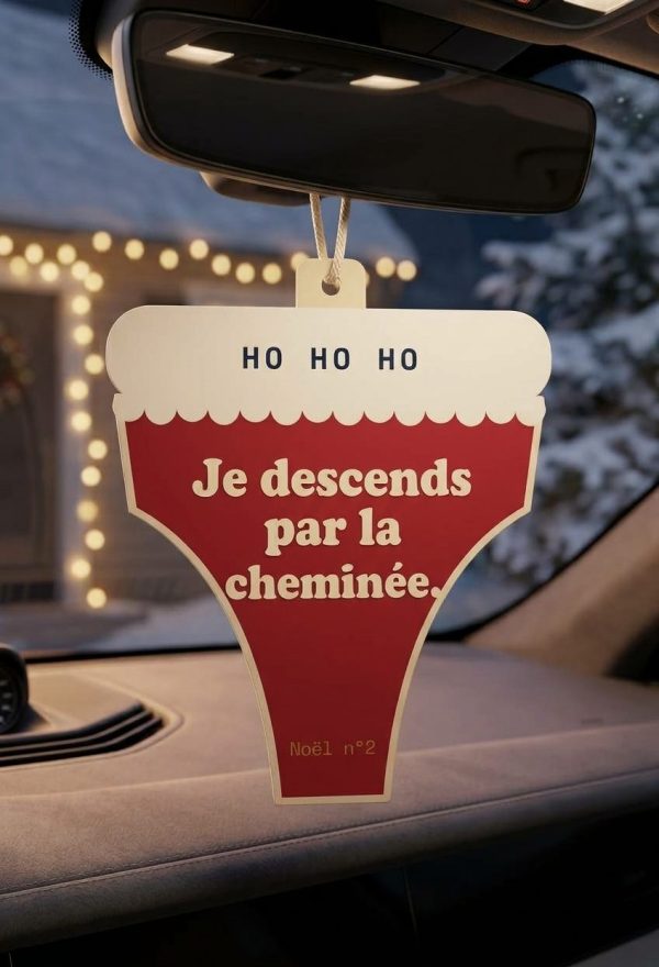 Sent-bon de Noël Je descends par la cheminée, slip rouge bordé de fourrure, au rétroviseur, de nuit sous la neige